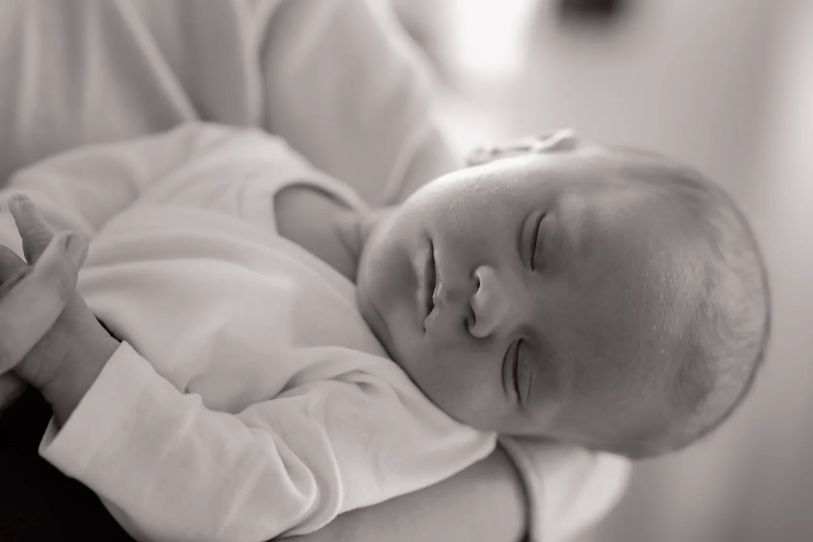 Liebevolle Newborn-Fotografie mit warmen Farben